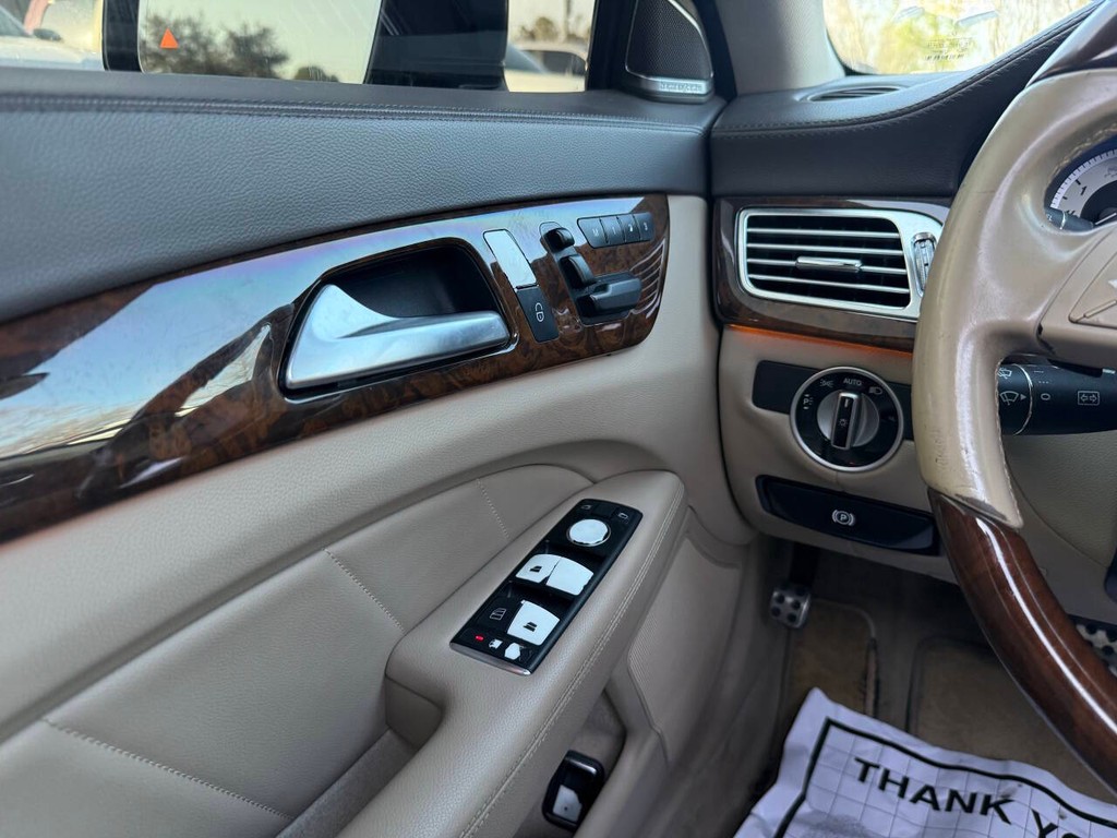 Mercedes-Benz CLS-Class Vehicle Full-screen Gallery Image 30