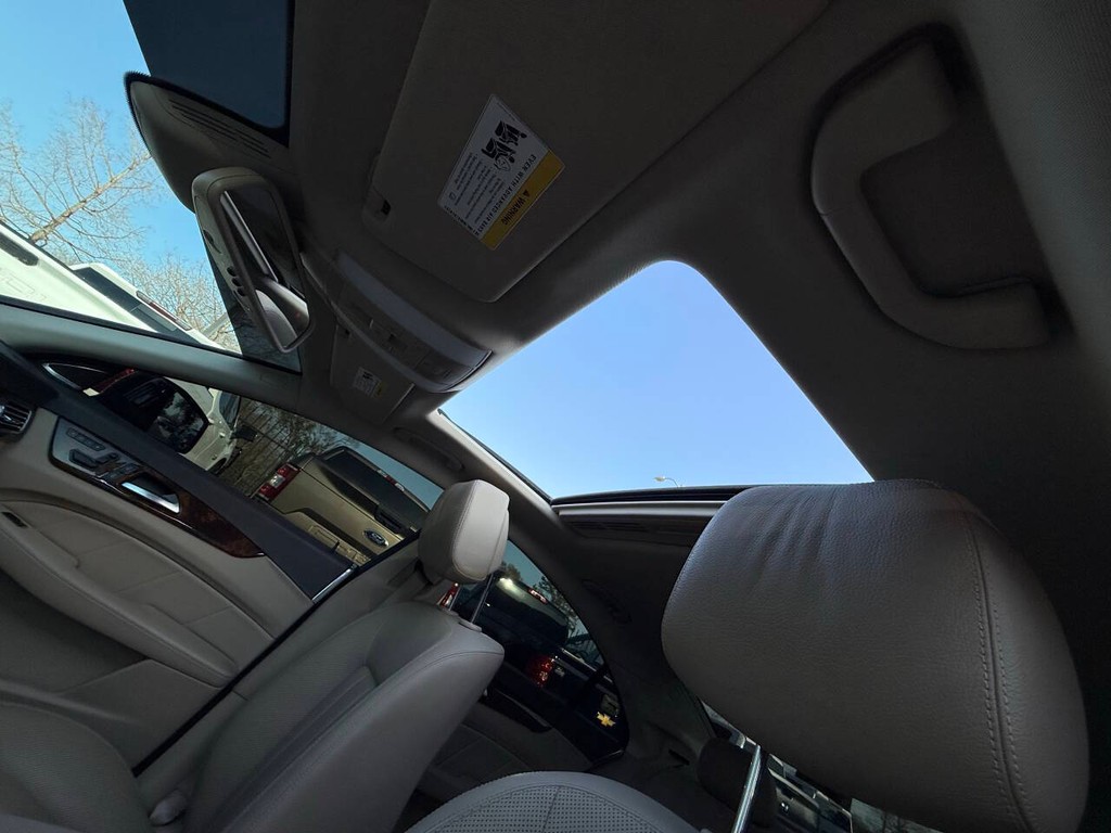 Mercedes-Benz CLS-Class Vehicle Full-screen Gallery Image 31