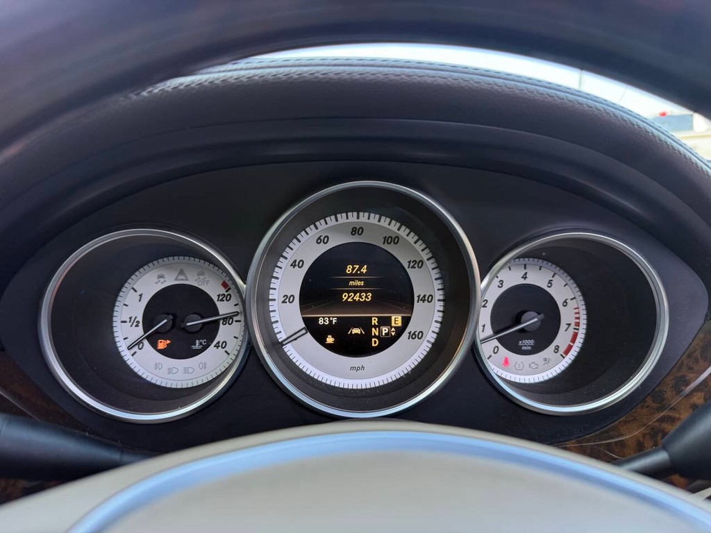 Mercedes-Benz CLS-Class Vehicle Full-screen Gallery Image 32