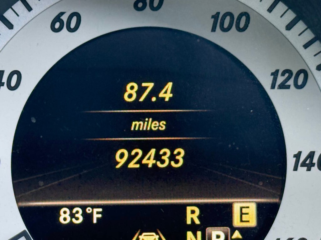 Mercedes-Benz CLS-Class Vehicle Full-screen Gallery Image 33