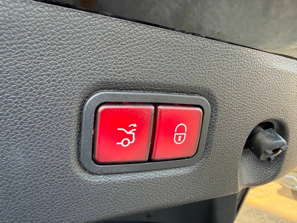 Mercedes-Benz CLS-Class Vehicle Full-screen Gallery Image 38