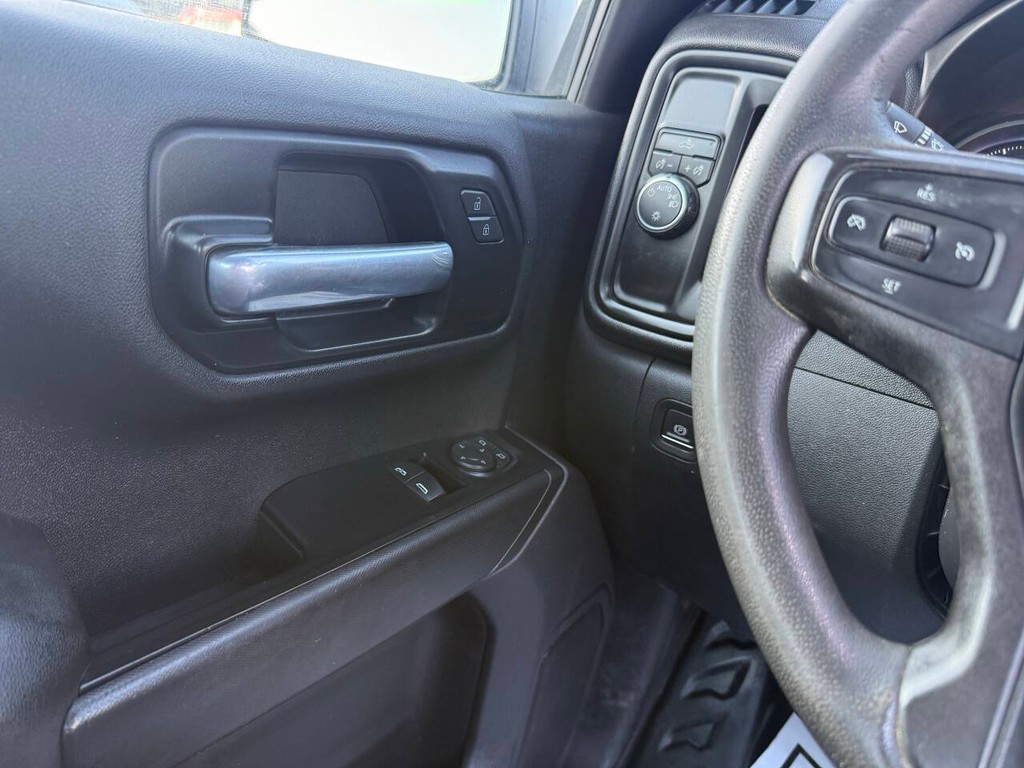 Chevrolet Silverado 1500 Vehicle Full-screen Gallery Image 24