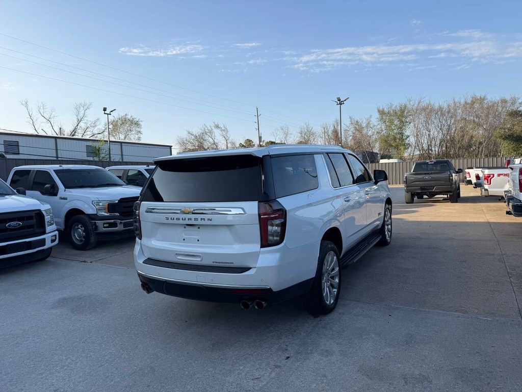 Chevrolet Suburban Vehicle Full-screen Gallery Image 05