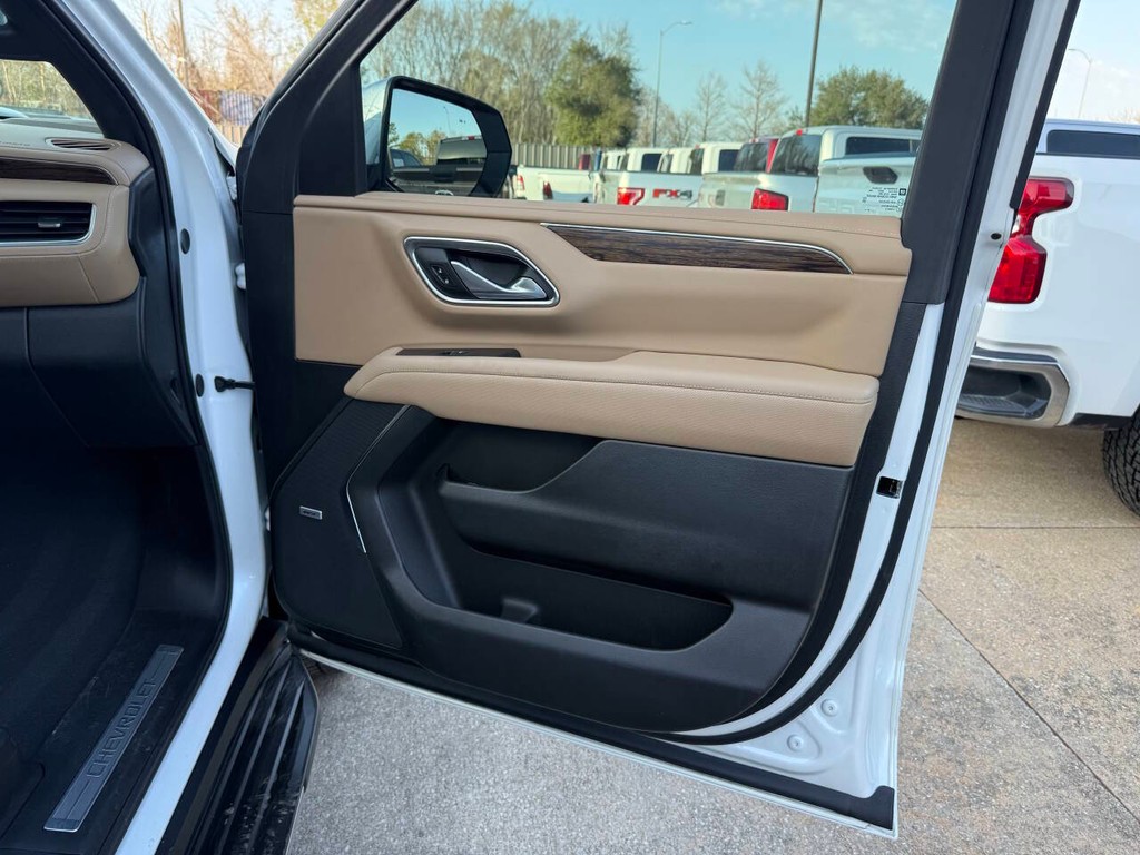 Chevrolet Suburban Vehicle Full-screen Gallery Image 11