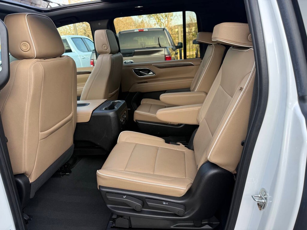 Chevrolet Suburban Vehicle Full-screen Gallery Image 13