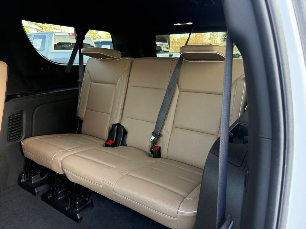 Chevrolet Suburban Vehicle Full-screen Gallery Image 14