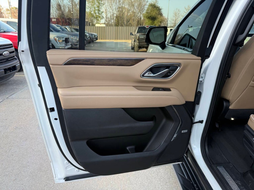 Chevrolet Suburban Vehicle Full-screen Gallery Image 15