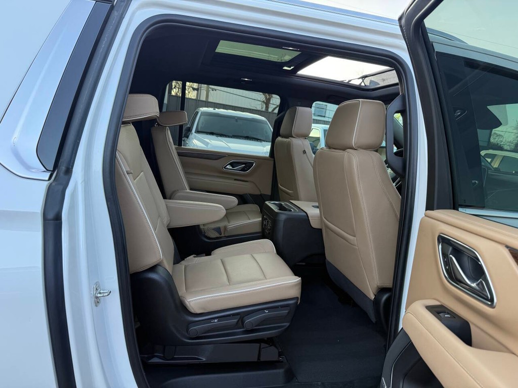 Chevrolet Suburban Vehicle Full-screen Gallery Image 16