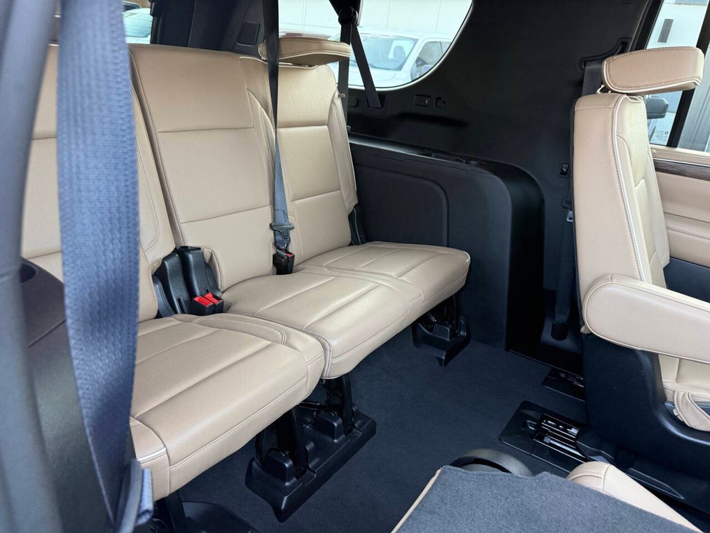 Chevrolet Suburban Vehicle Full-screen Gallery Image 17