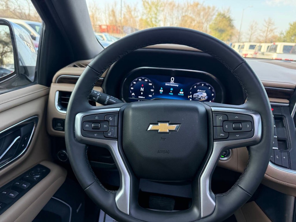 Chevrolet Suburban Vehicle Full-screen Gallery Image 25