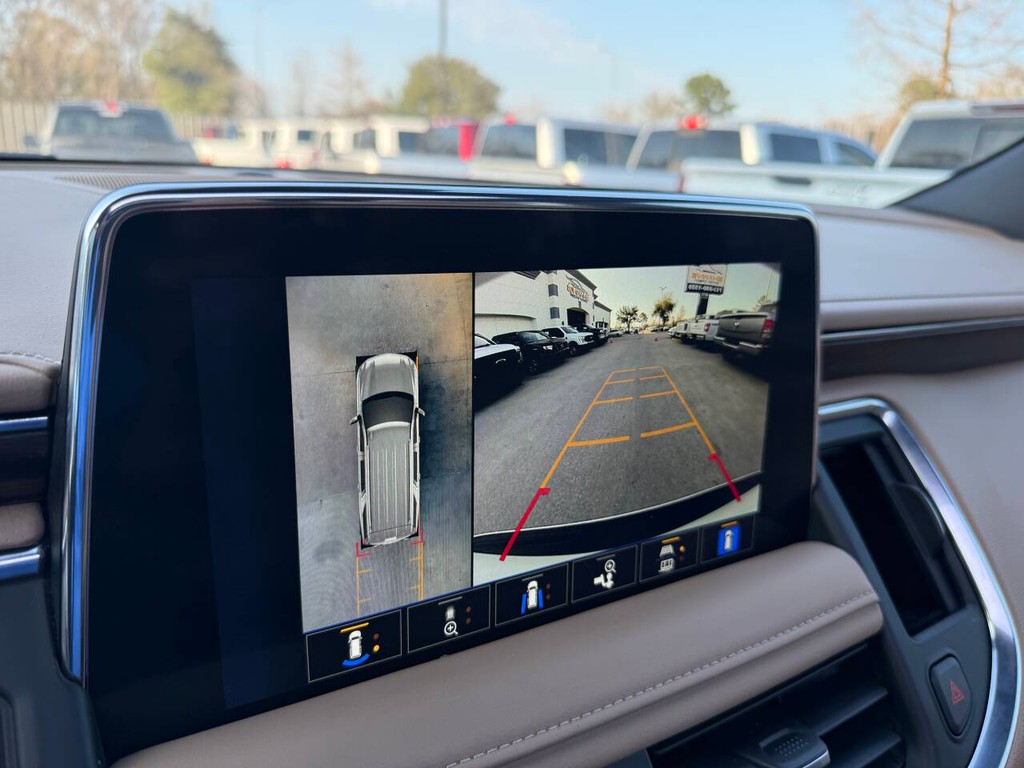 Chevrolet Suburban Vehicle Full-screen Gallery Image 29