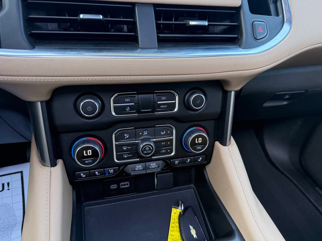 Chevrolet Suburban Vehicle Full-screen Gallery Image 30