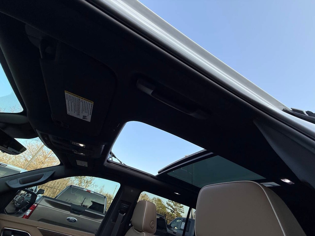 Chevrolet Suburban Vehicle Full-screen Gallery Image 33