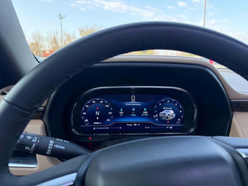 Chevrolet Suburban Vehicle Full-screen Gallery Image 35