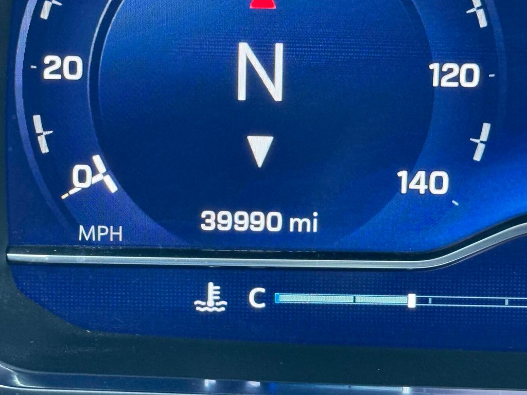 Chevrolet Suburban Vehicle Full-screen Gallery Image 36