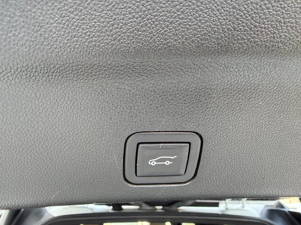 Chevrolet Suburban Vehicle Full-screen Gallery Image 41