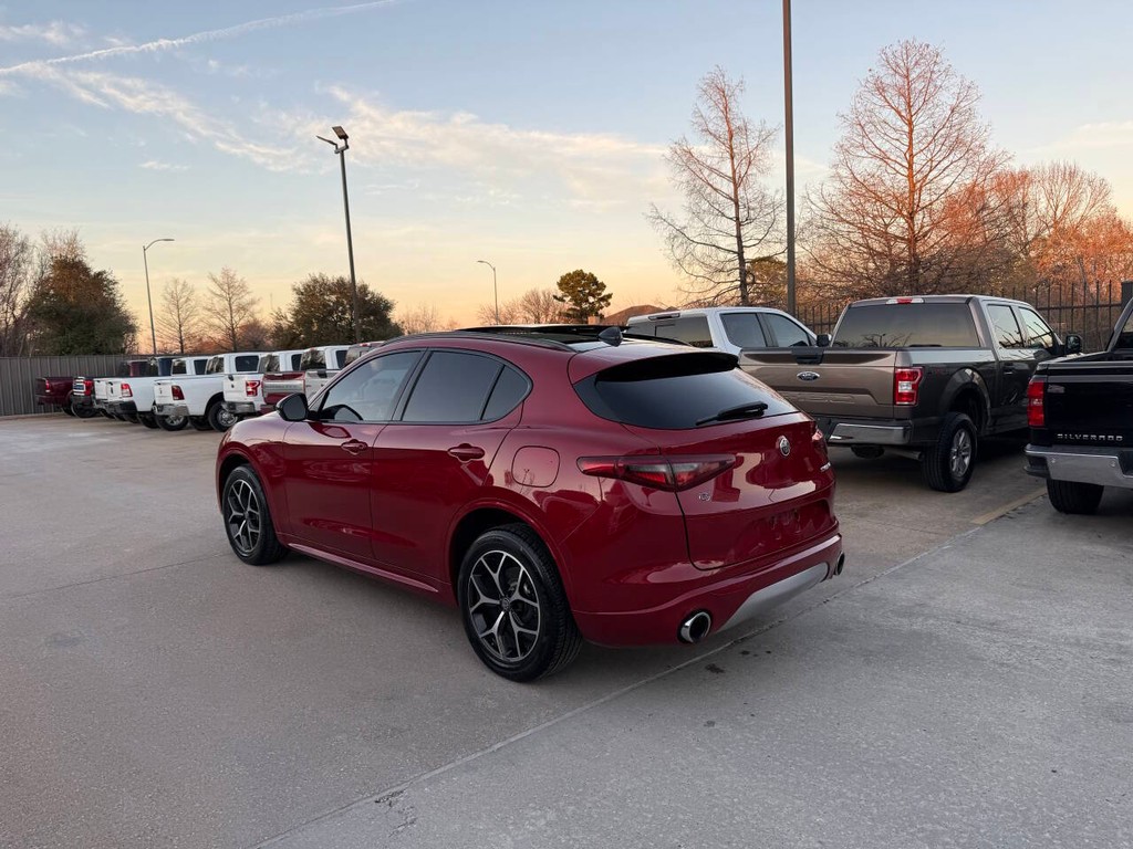 Alfa Romeo Stelvio Vehicle Full-screen Gallery Image 04