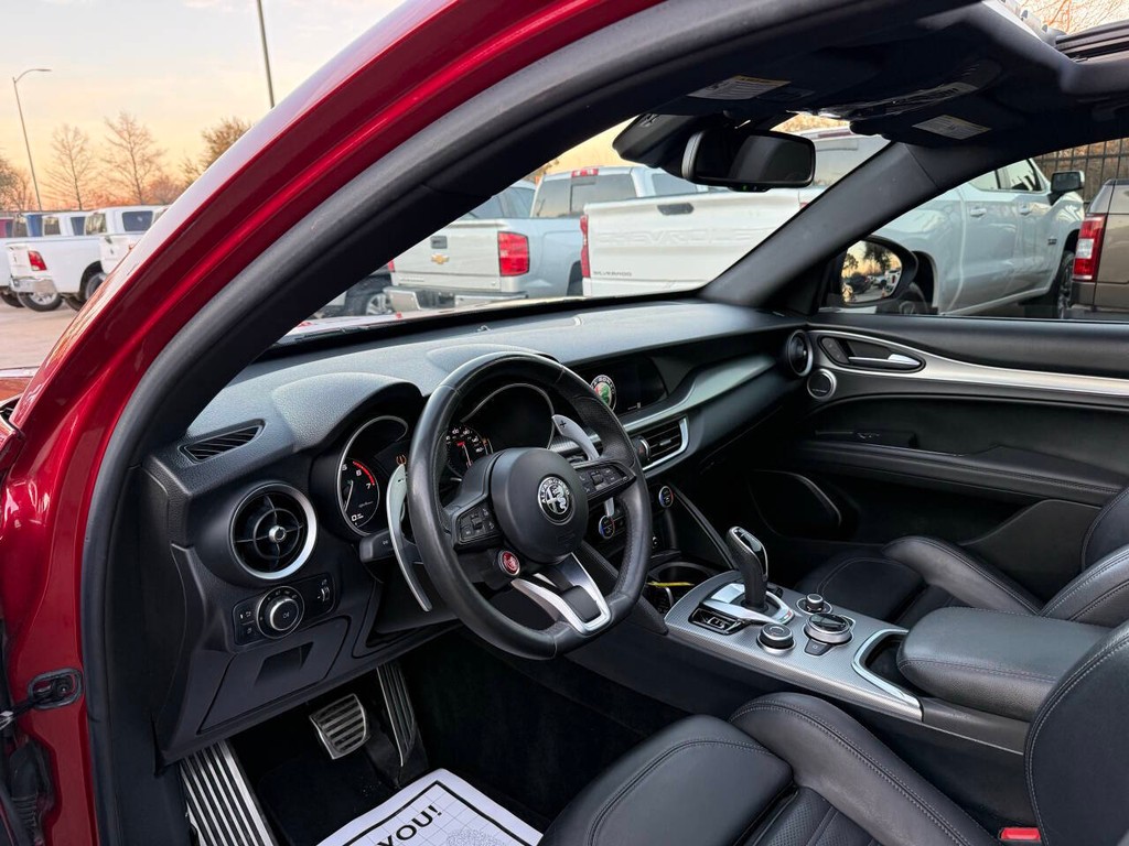 Alfa Romeo Stelvio Vehicle Full-screen Gallery Image 06