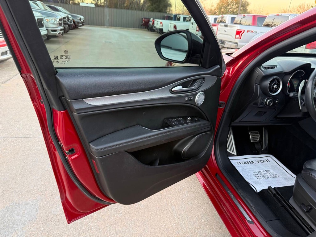 Alfa Romeo Stelvio Vehicle Full-screen Gallery Image 08