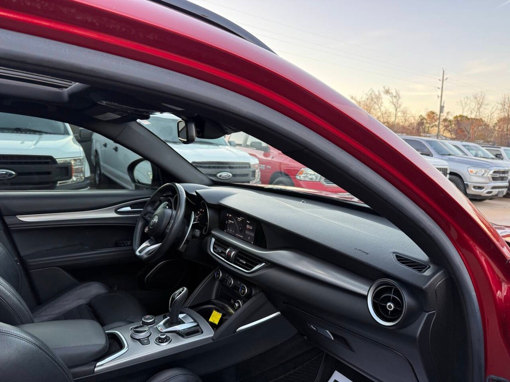 Alfa Romeo Stelvio Vehicle Full-screen Gallery Image 09