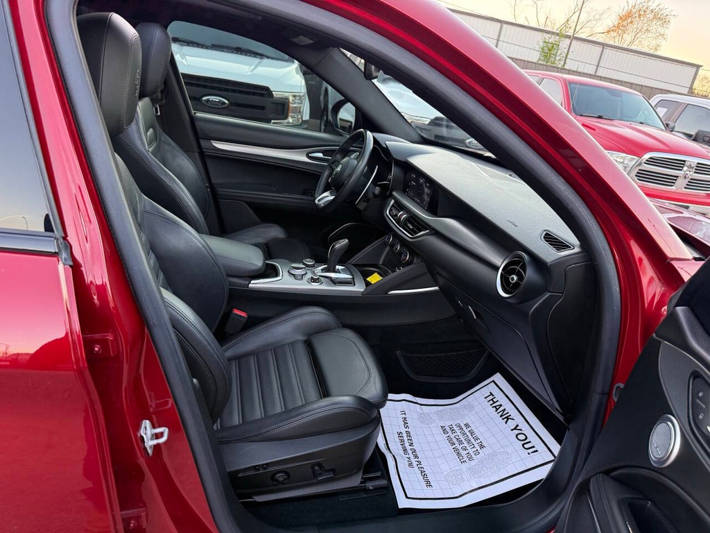 Alfa Romeo Stelvio Vehicle Full-screen Gallery Image 10