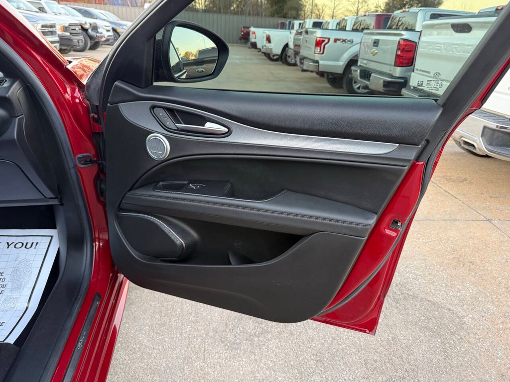 Alfa Romeo Stelvio Vehicle Full-screen Gallery Image 11