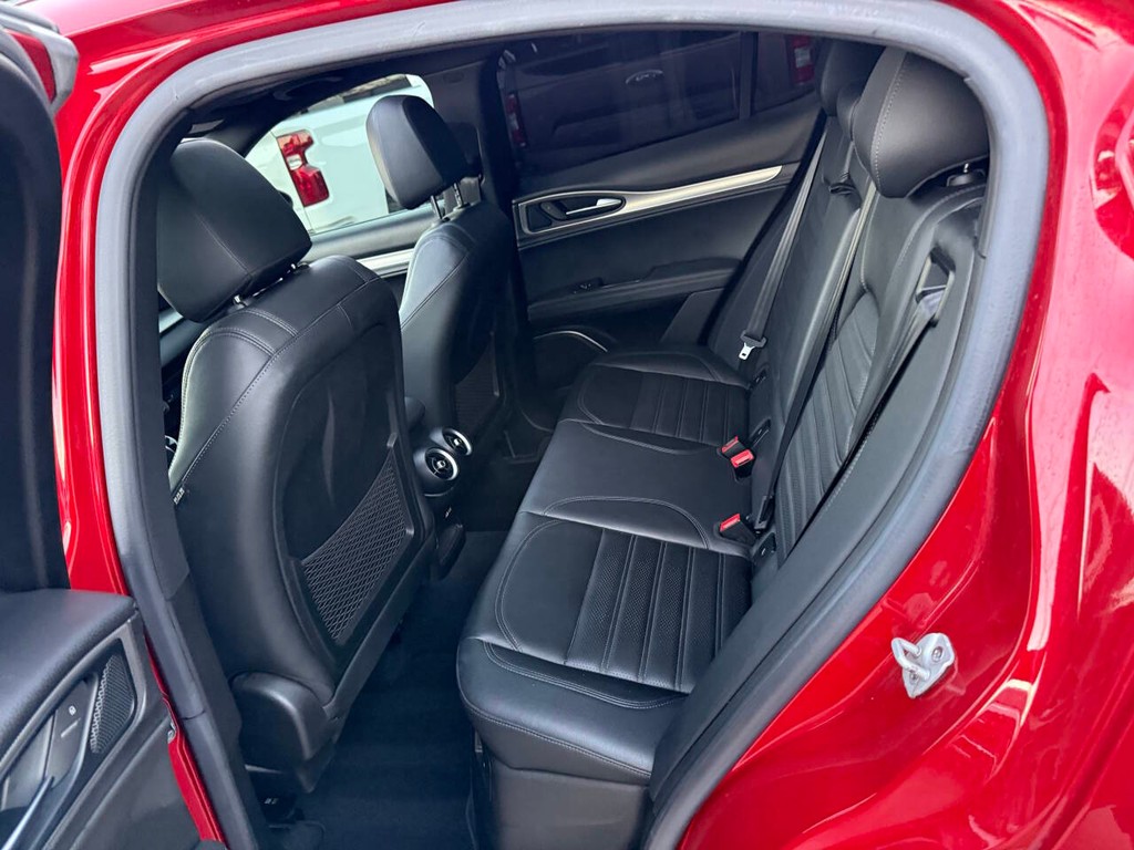 Alfa Romeo Stelvio Vehicle Full-screen Gallery Image 13