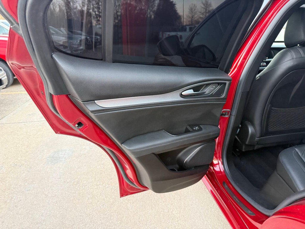 Alfa Romeo Stelvio Vehicle Full-screen Gallery Image 14