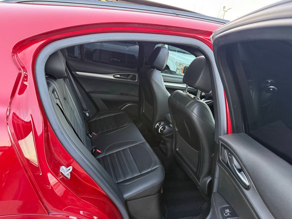 Alfa Romeo Stelvio Vehicle Full-screen Gallery Image 15