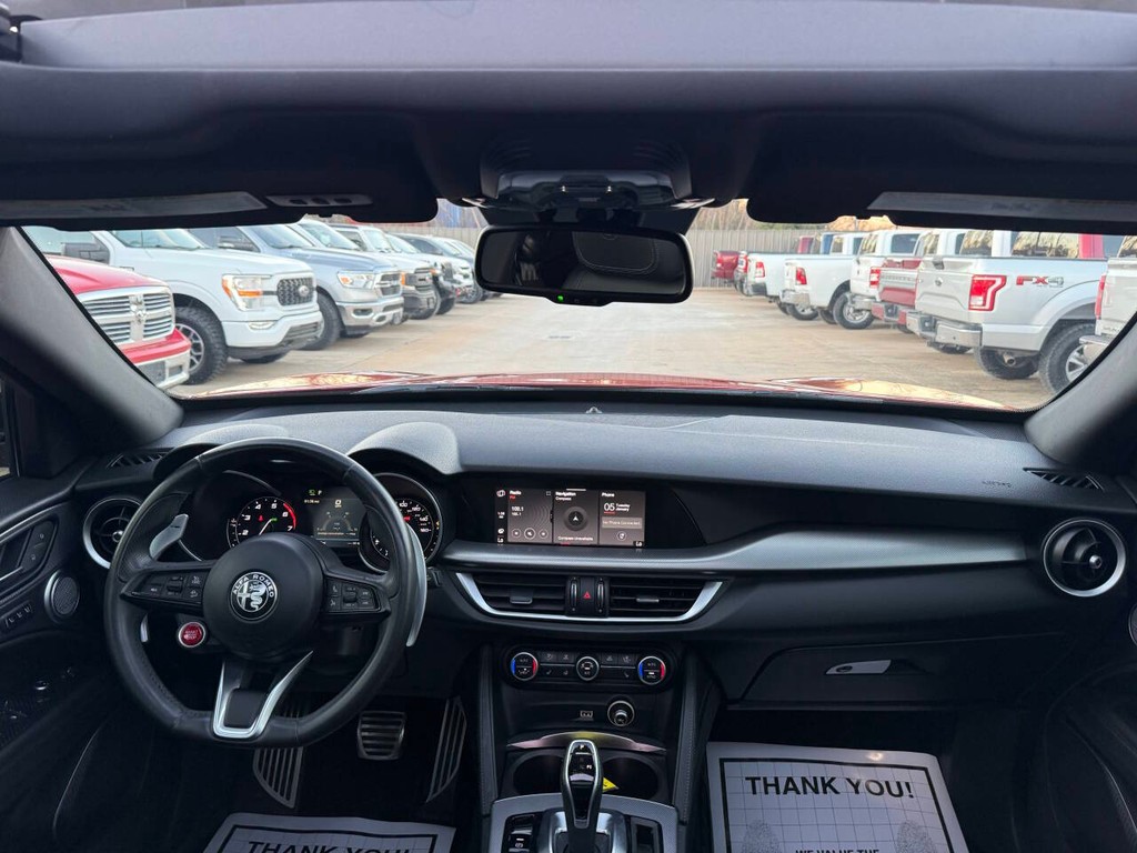 Alfa Romeo Stelvio Vehicle Full-screen Gallery Image 17