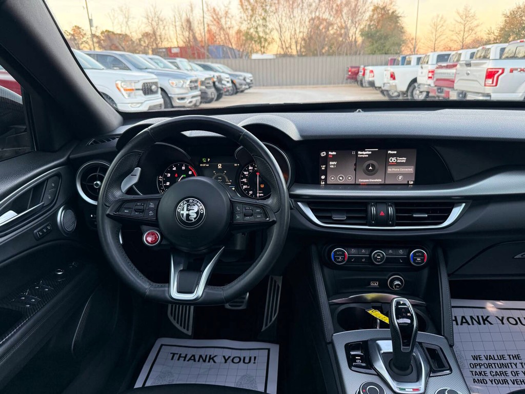 Alfa Romeo Stelvio Vehicle Full-screen Gallery Image 19