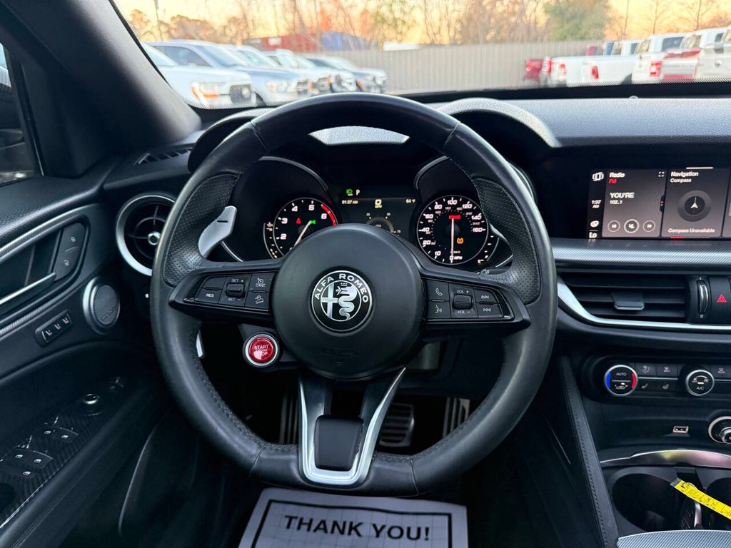 Alfa Romeo Stelvio Vehicle Full-screen Gallery Image 20