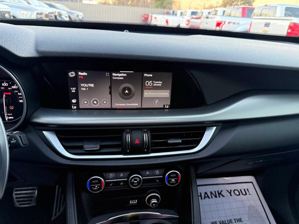 Alfa Romeo Stelvio Vehicle Full-screen Gallery Image 22