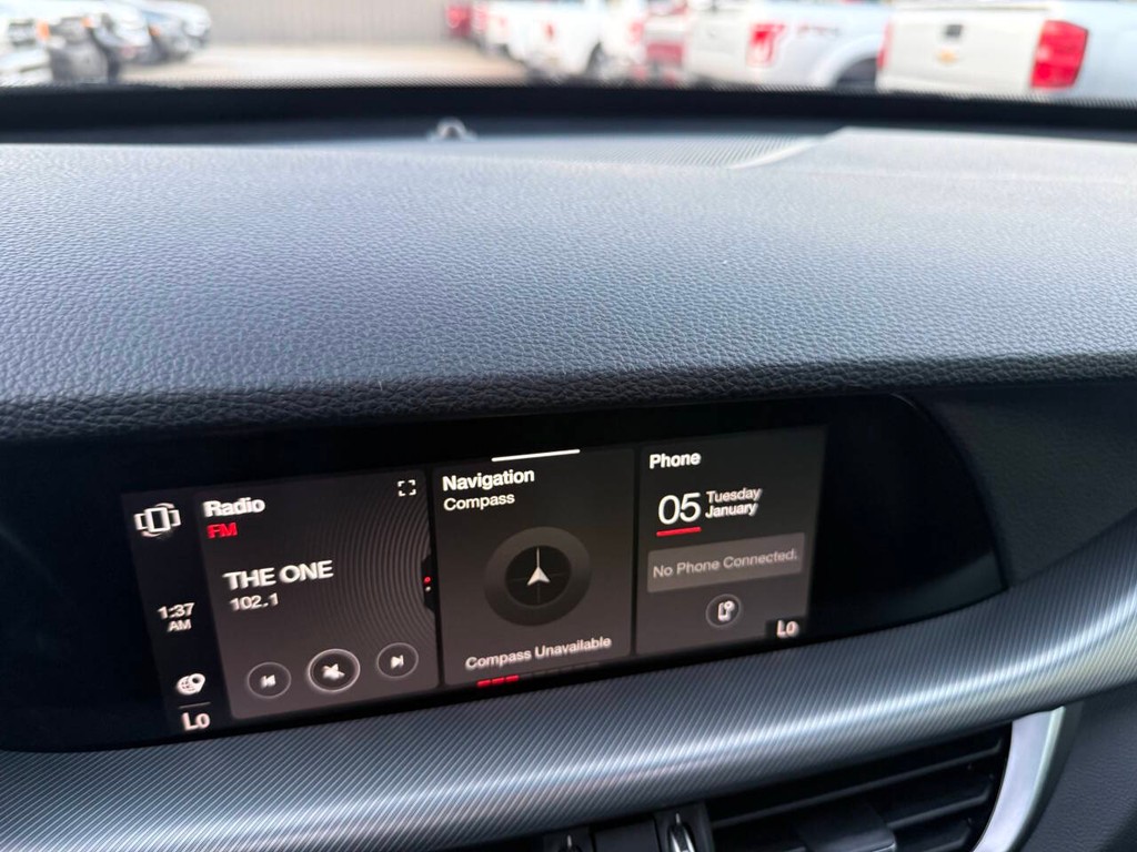 Alfa Romeo Stelvio Vehicle Full-screen Gallery Image 23