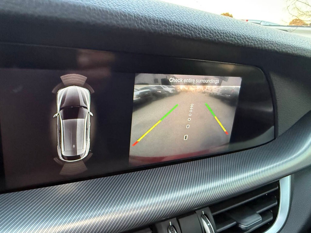 Alfa Romeo Stelvio Vehicle Full-screen Gallery Image 24