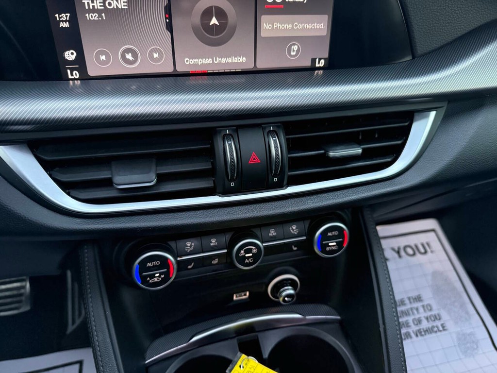 Alfa Romeo Stelvio Vehicle Full-screen Gallery Image 25