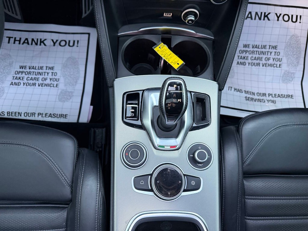 Alfa Romeo Stelvio Vehicle Full-screen Gallery Image 26