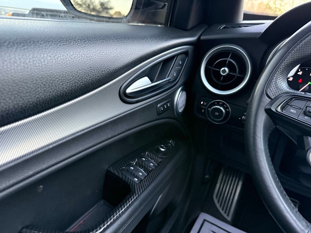 Alfa Romeo Stelvio Vehicle Full-screen Gallery Image 27