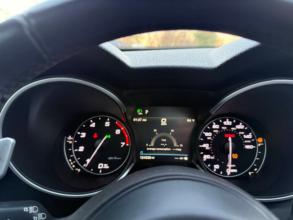 Alfa Romeo Stelvio Vehicle Full-screen Gallery Image 30