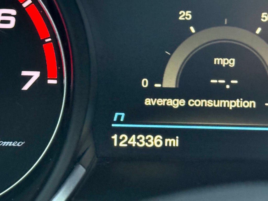 Alfa Romeo Stelvio Vehicle Full-screen Gallery Image 31