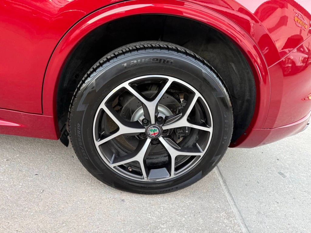 Alfa Romeo Stelvio Vehicle Full-screen Gallery Image 34