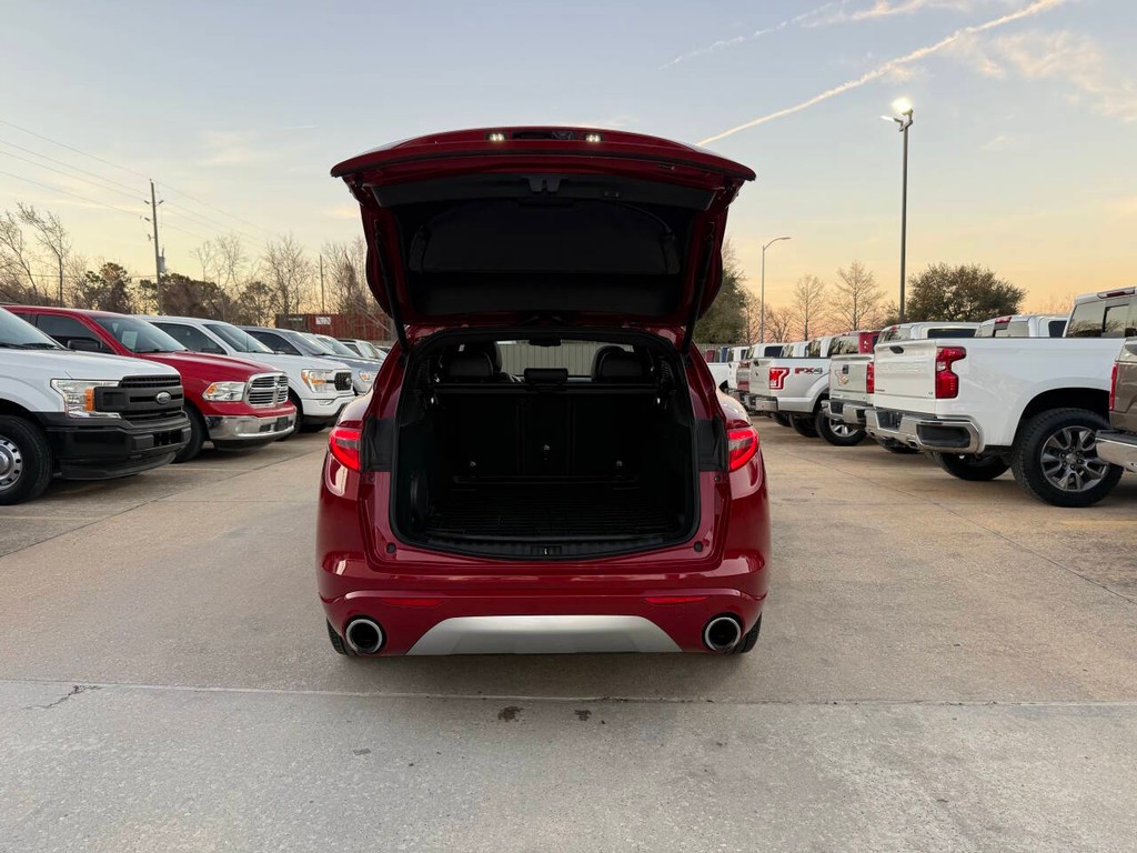 Alfa Romeo Stelvio Vehicle Full-screen Gallery Image 35