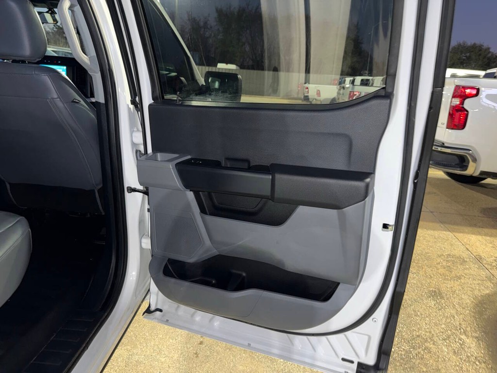 Ford F-150 Vehicle Full-screen Gallery Image 17