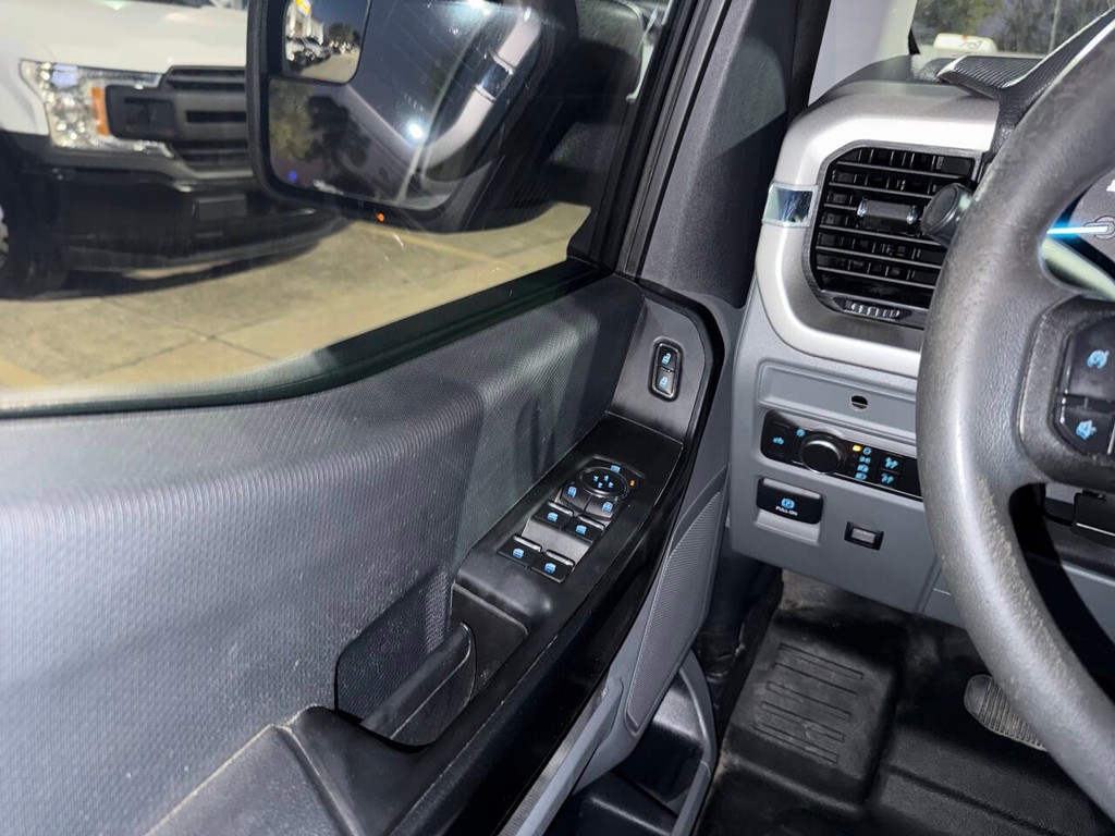 Ford F-150 Vehicle Full-screen Gallery Image 30