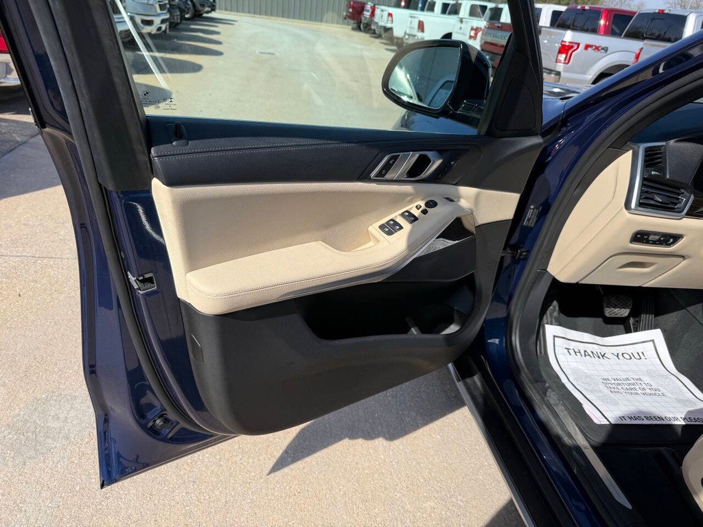 BMW X5 Vehicle Full-screen Gallery Image 08