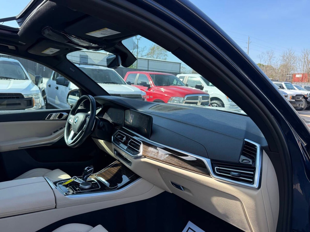 BMW X5 Vehicle Full-screen Gallery Image 09