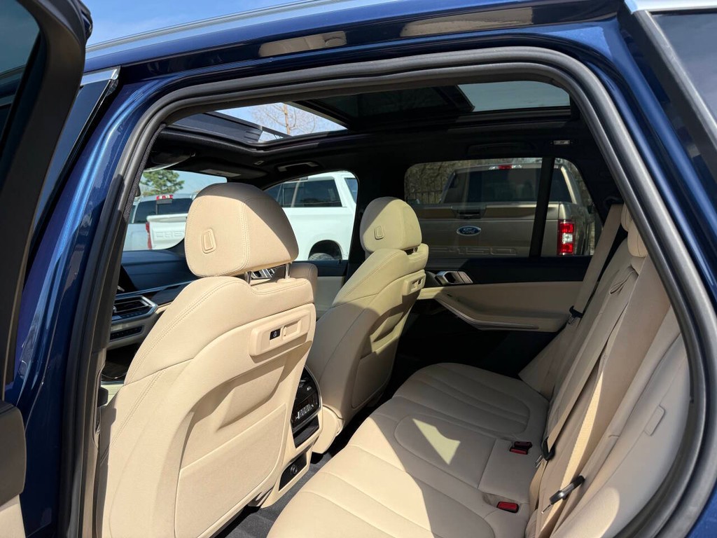 BMW X5 Vehicle Full-screen Gallery Image 12