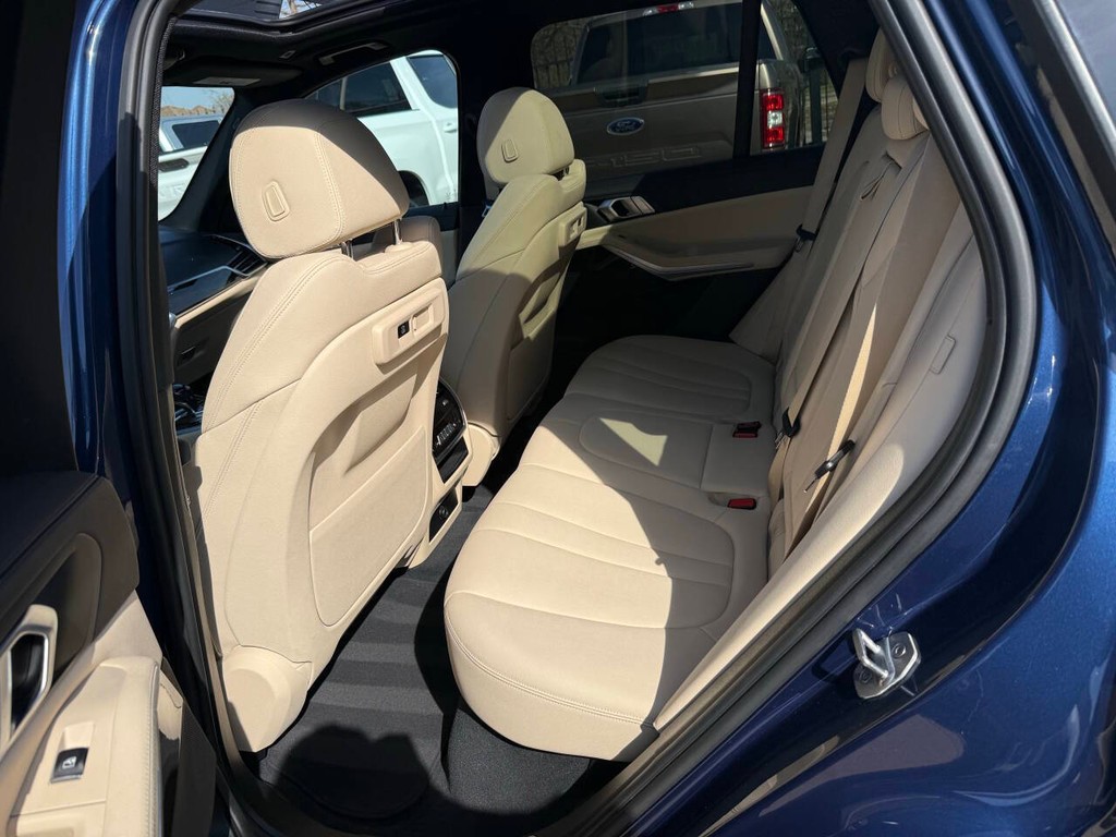 BMW X5 Vehicle Full-screen Gallery Image 13