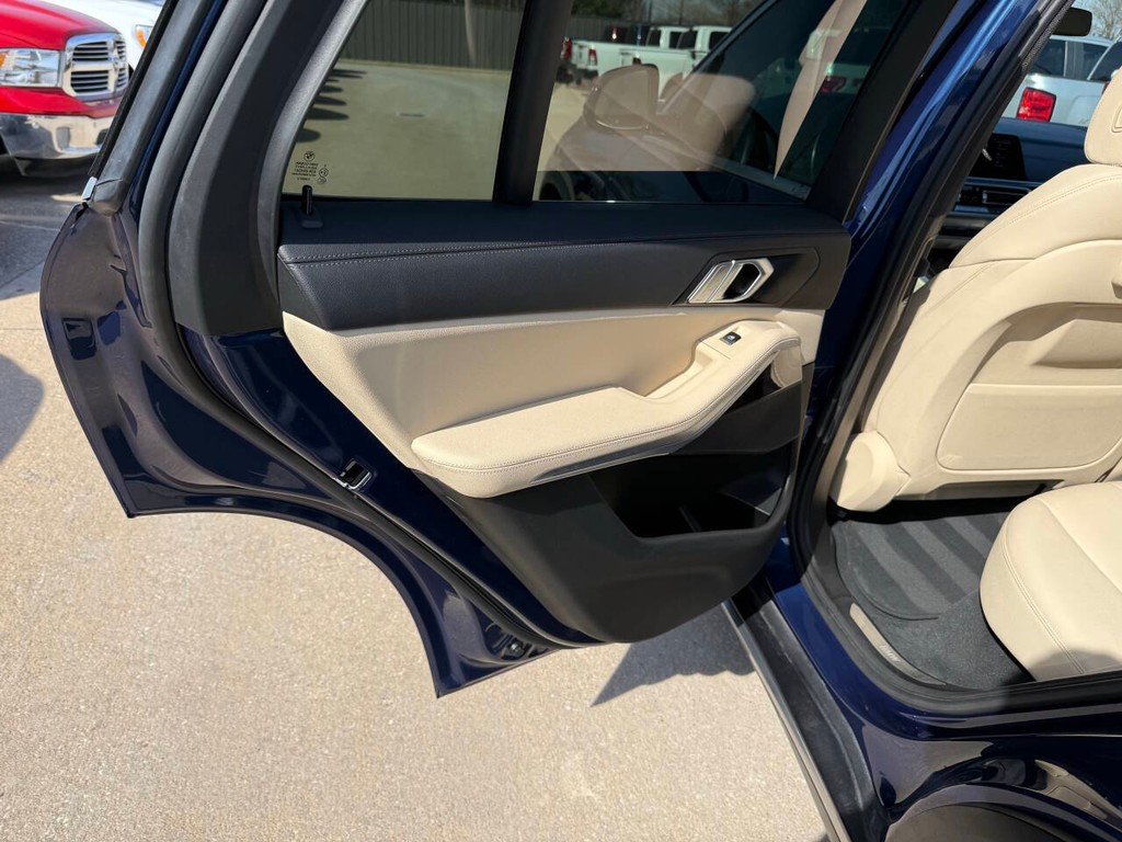 BMW X5 Vehicle Full-screen Gallery Image 14