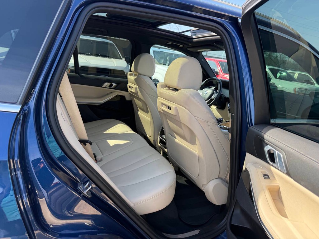 BMW X5 Vehicle Full-screen Gallery Image 15